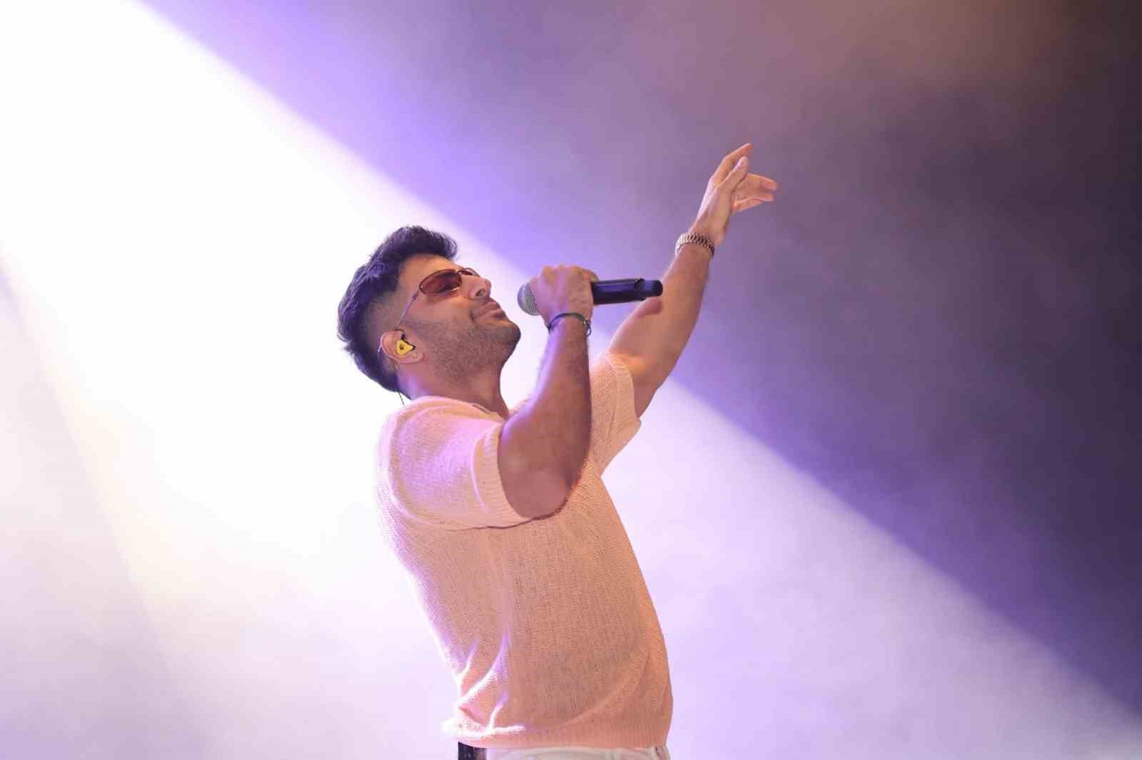 Tavas Zeybek Festivalinde Reynmen unutulmaz gece yaşattı 