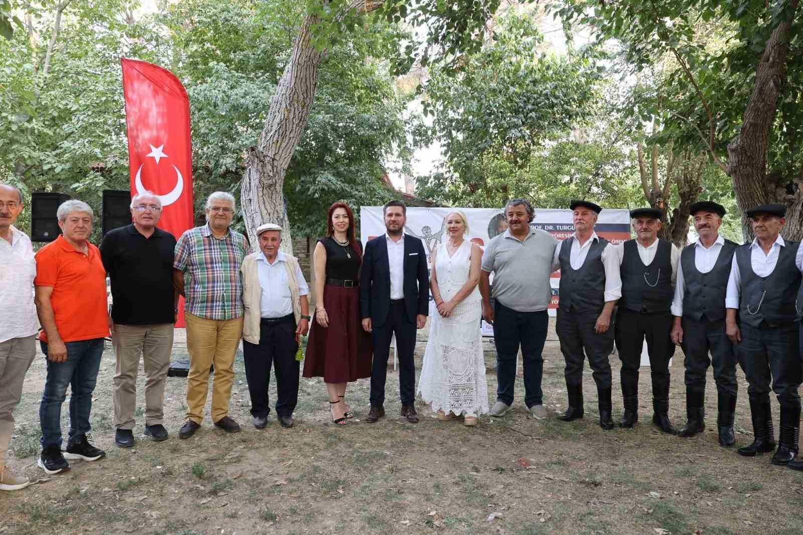 Tavas Zeybek Festivalinde Reynmen unutulmaz gece yaşattı 