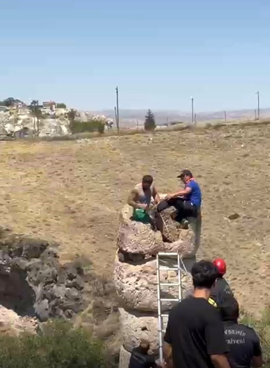 Video çekerken kuyuya düşen genci itfaiye kurtardı