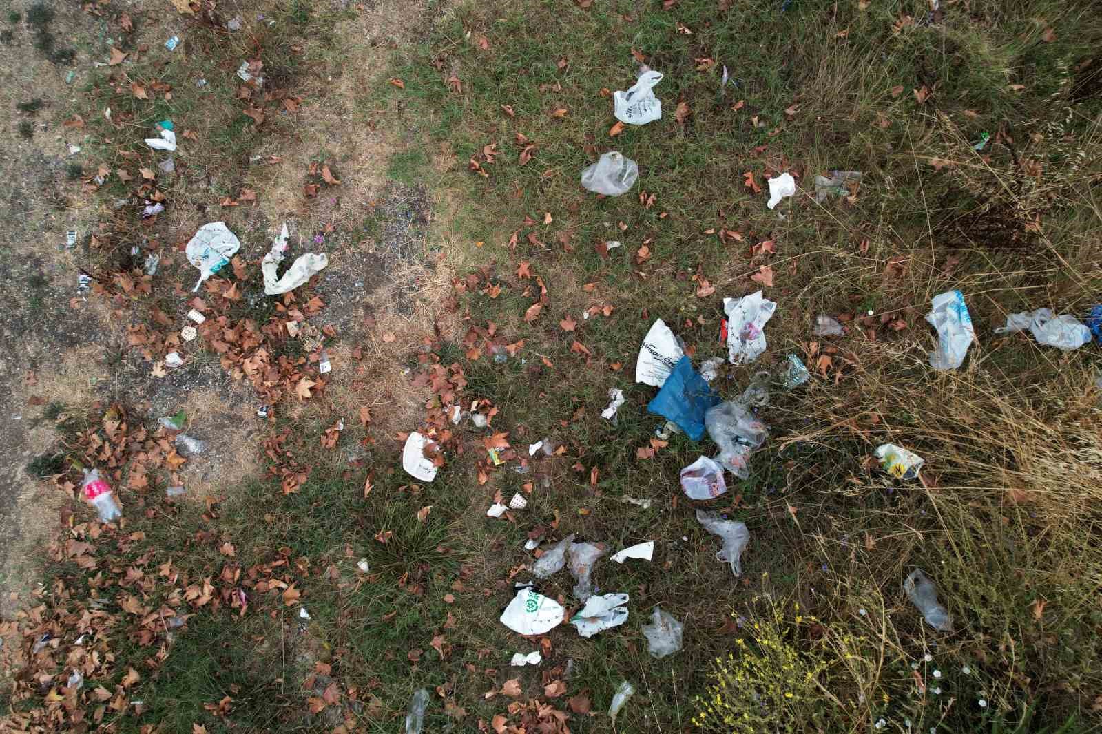 Arifiye Gölbaşı Park’ta çevre rezaleti: Piknik alanı çöplüğe döndü 