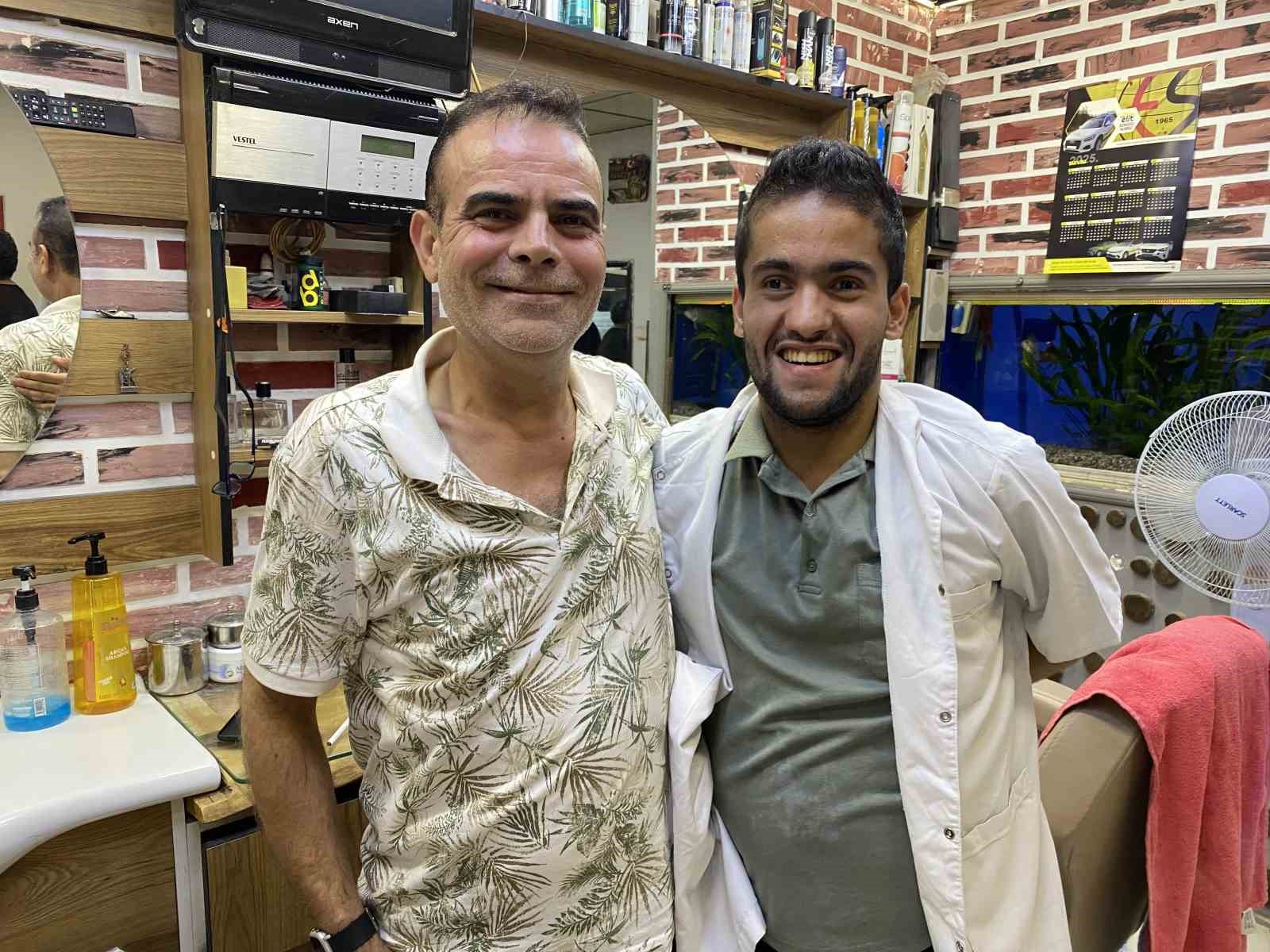 Mahalle berberi, 16 yıldır müşterisi olan zihinsel engelli Faruk’u evladı gibi sahiplendi