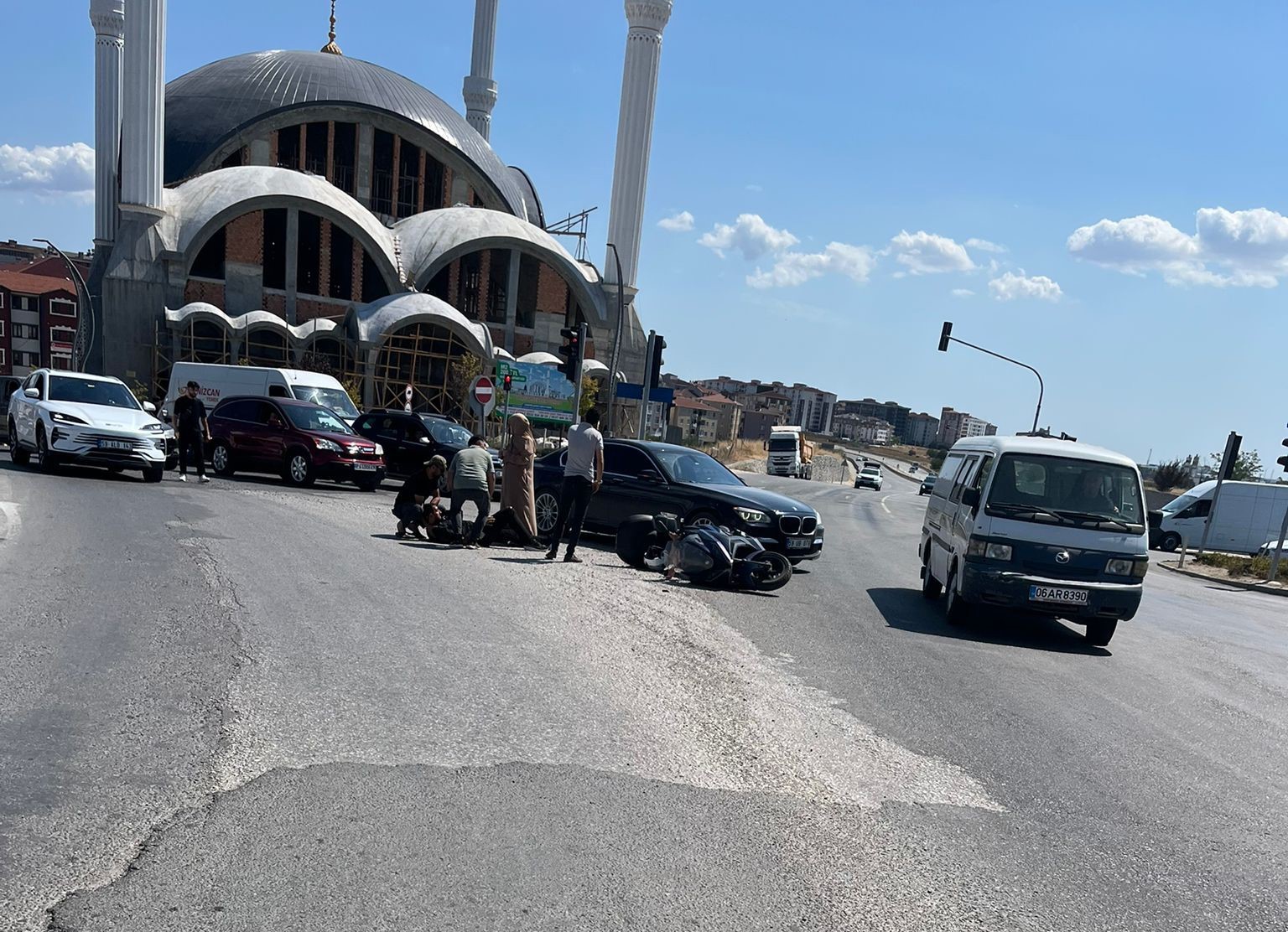 Otomobile çarpmamak için manevra yapan motosiklet devrildi: 1 yaralı 