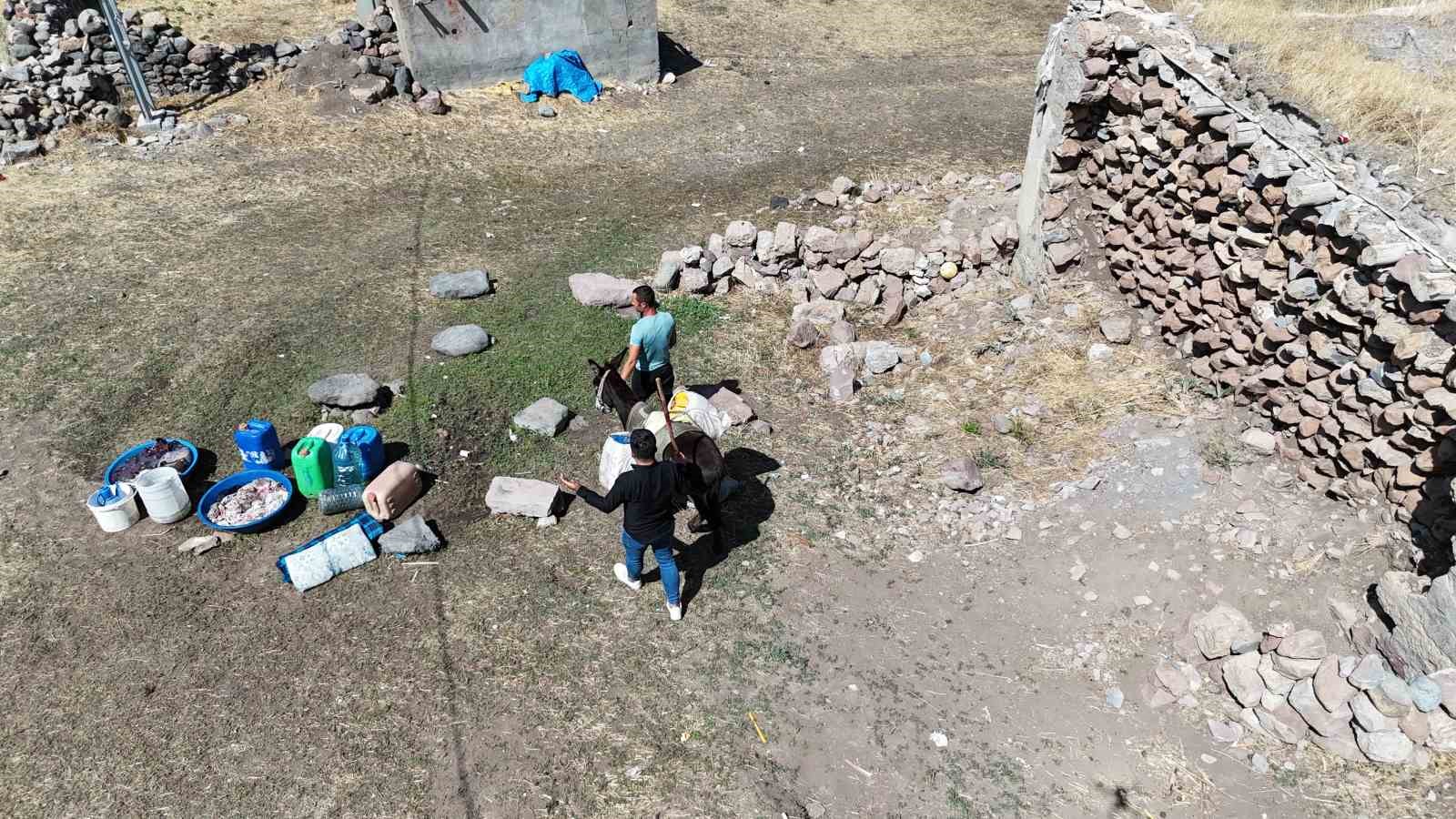 Iğdır’da 2025 yılında eşek sırtında su taşıyorlar 