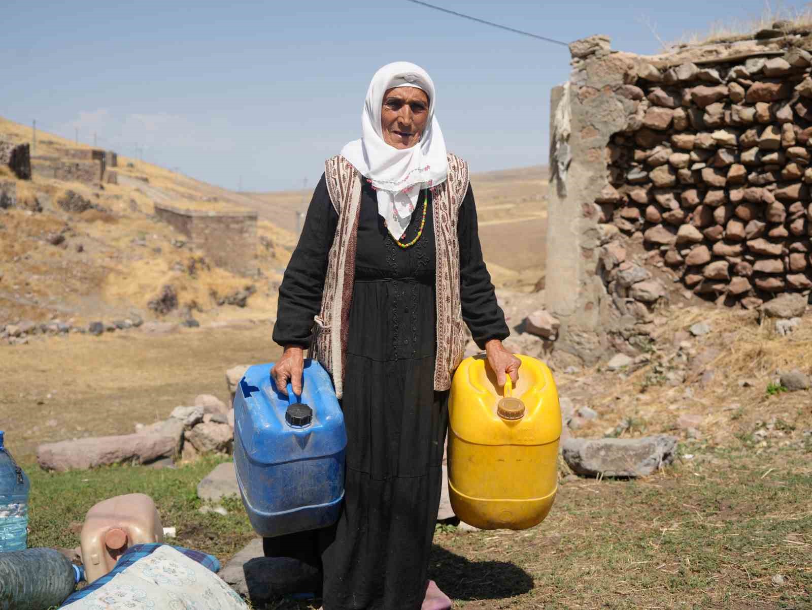 Iğdır’da 2025 yılında eşek sırtında su taşıyorlar 