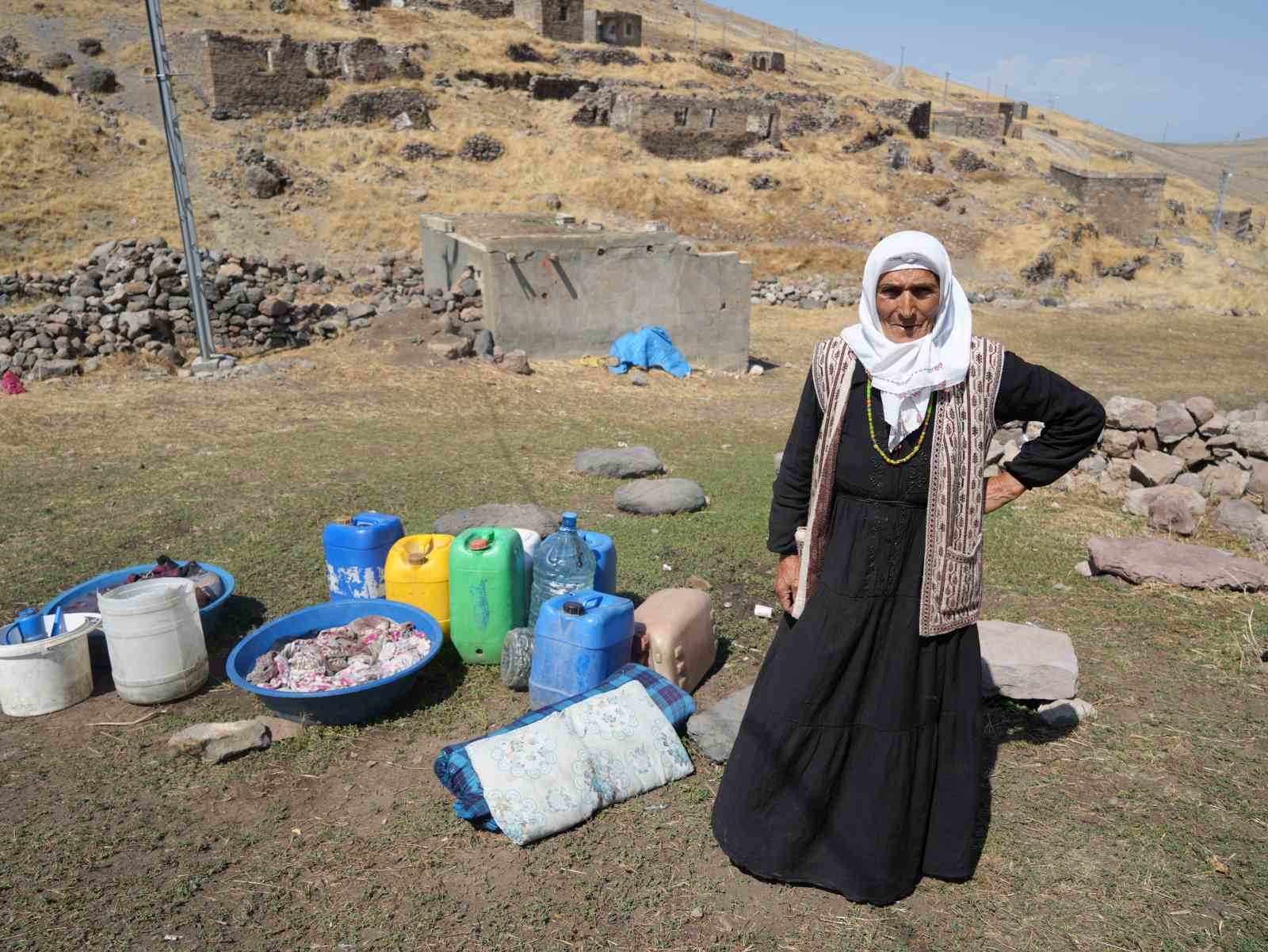 Iğdır’da 2025 yılında eşek sırtında su taşıyorlar 