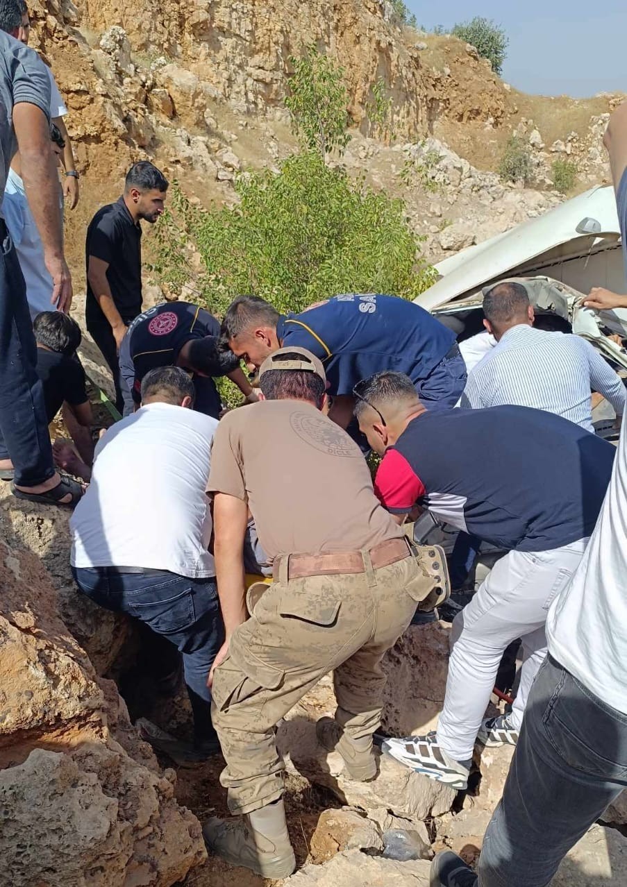 Diyarbakır’da kamyonet şarampole devrildi: 3 yaralı 