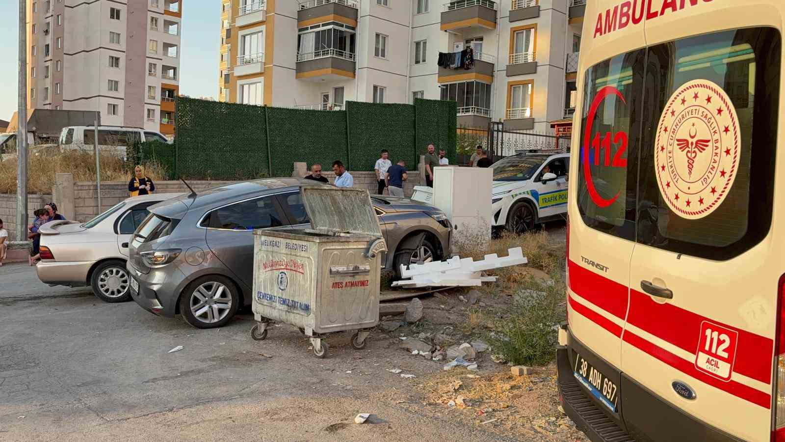 Kazada savrulan otomobil trafoya çarptı, yangın çıktı 