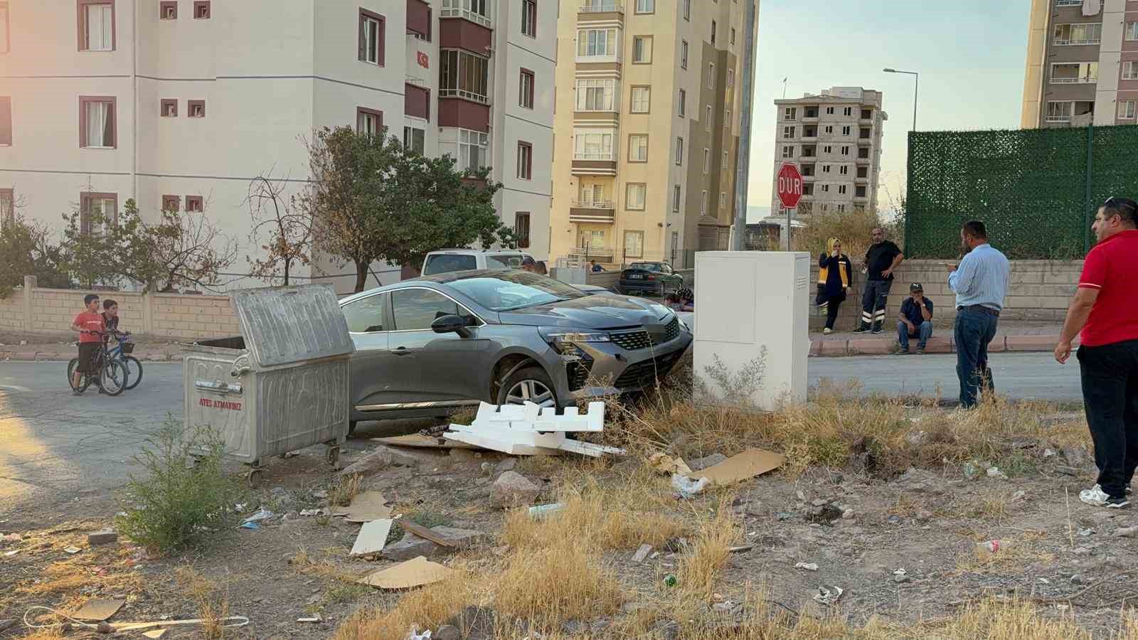 Kazada savrulan otomobil trafoya çarptı, yangın çıktı 