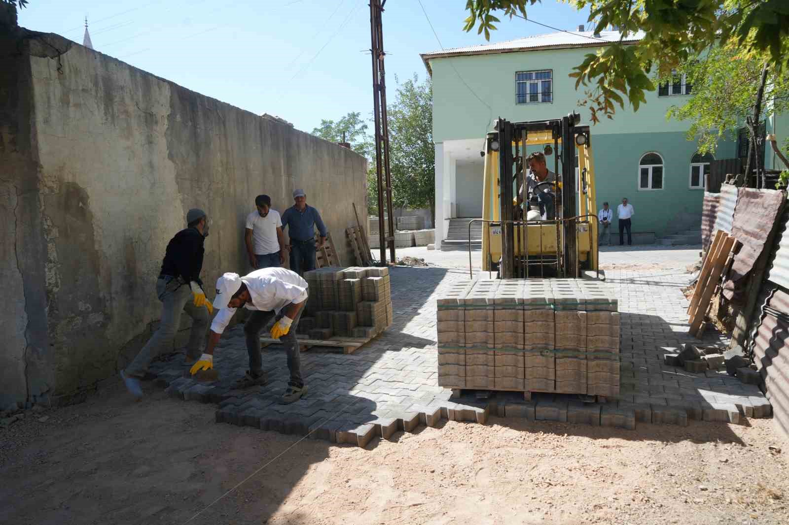 Çamurlu yol sorunu kilitli parke taşıyla çözüme kavuşuyor 