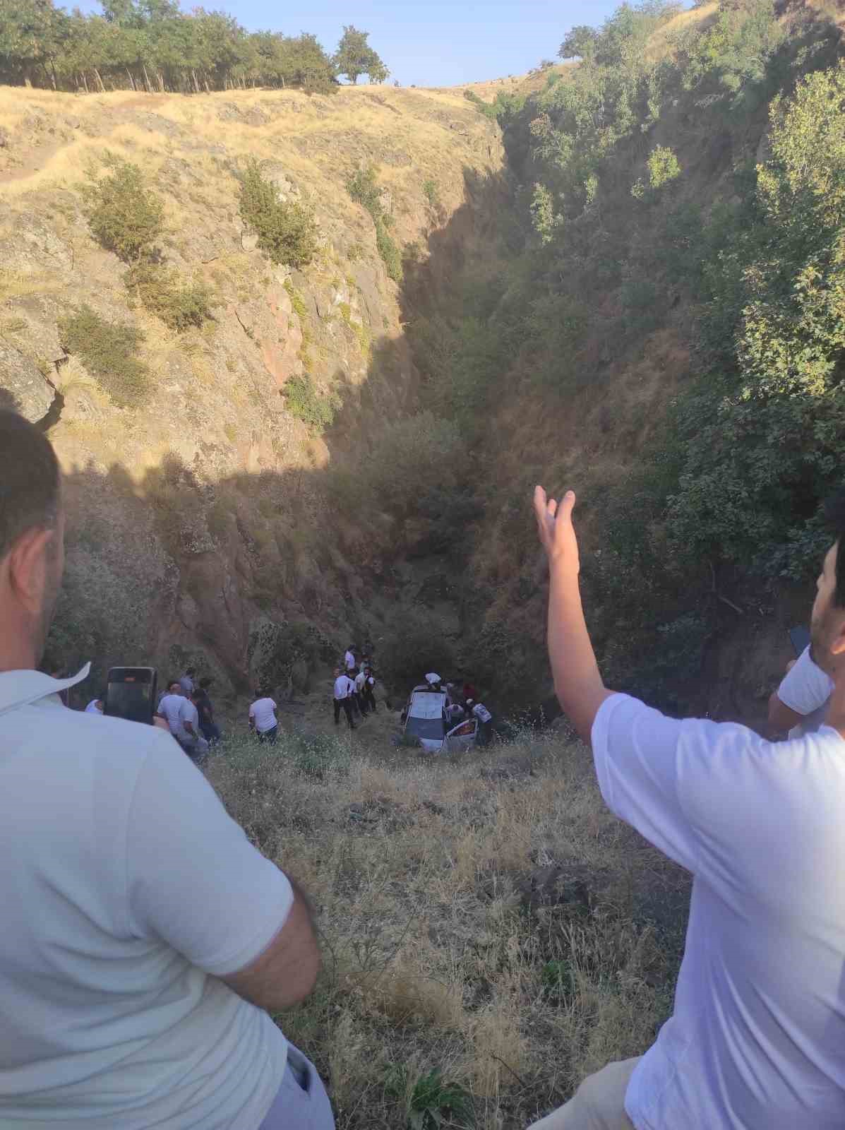 Bitlis’te otomobil uçuruma yuvarlandı: 1 ağır yaralı