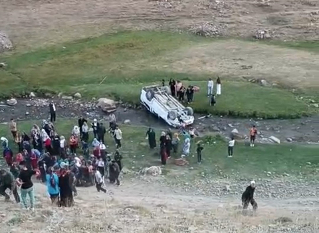 Van’da kamyonet uçuruma yuvarlandı: 6 yaralı 