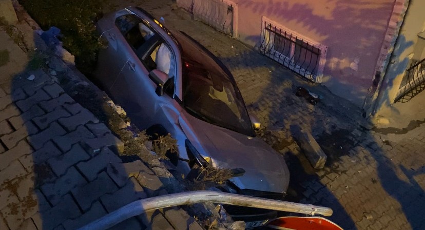 İstanbul’da otomobil apartmanın bahçesine düştü: 1 yaralı 