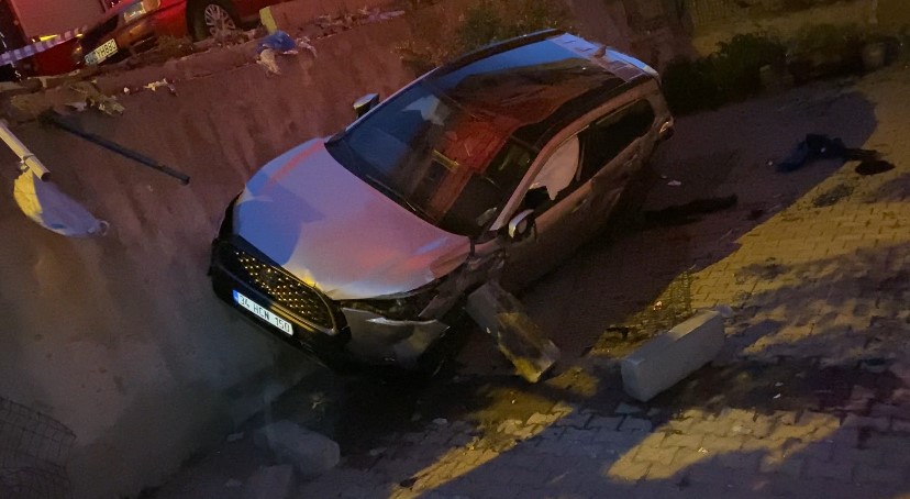 İstanbul’da otomobil apartmanın bahçesine düştü: 1 yaralı 