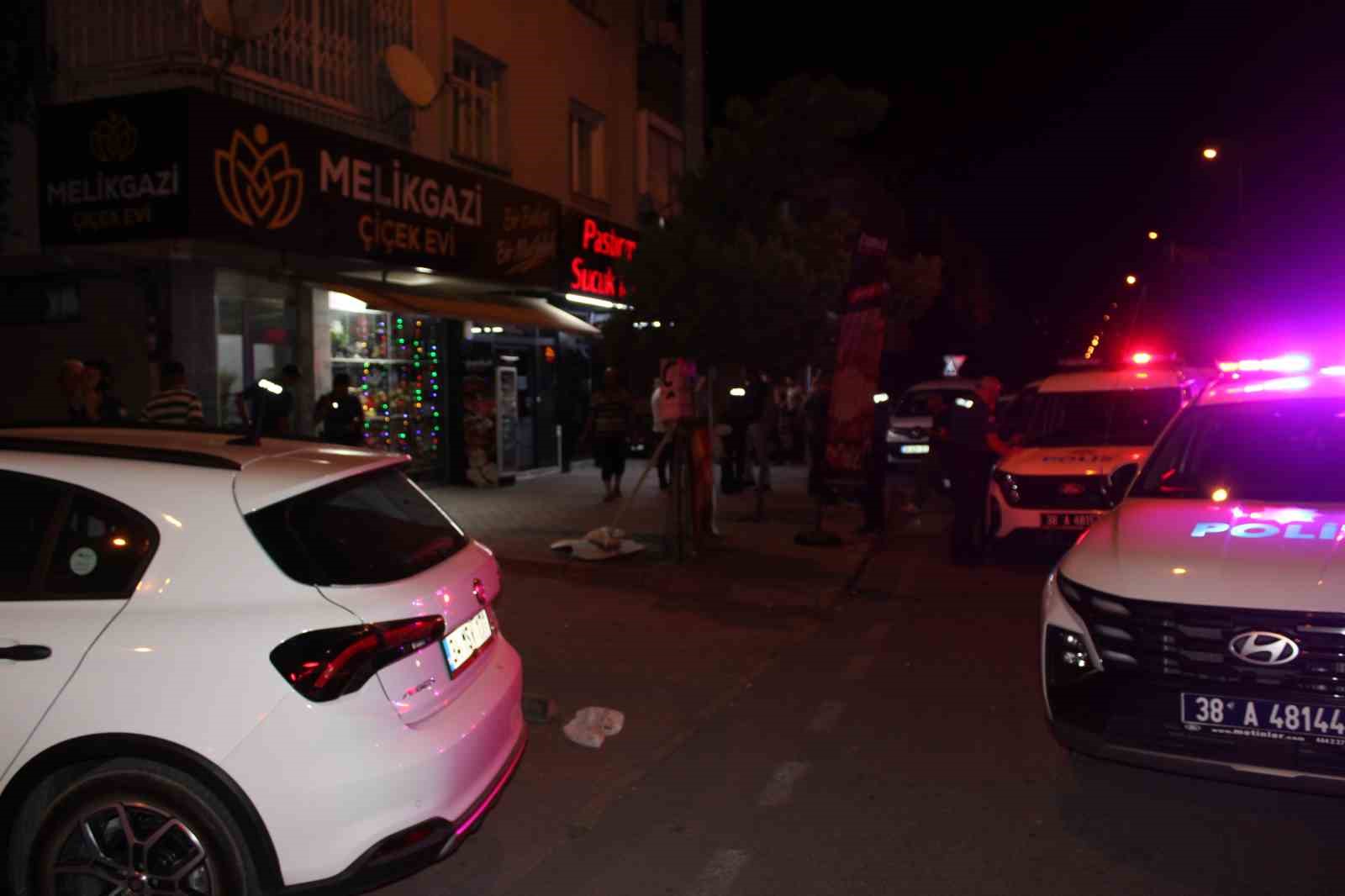 Husumetlileri çiçekçiyi dükkanında silahla yaralayıp kaçtı 