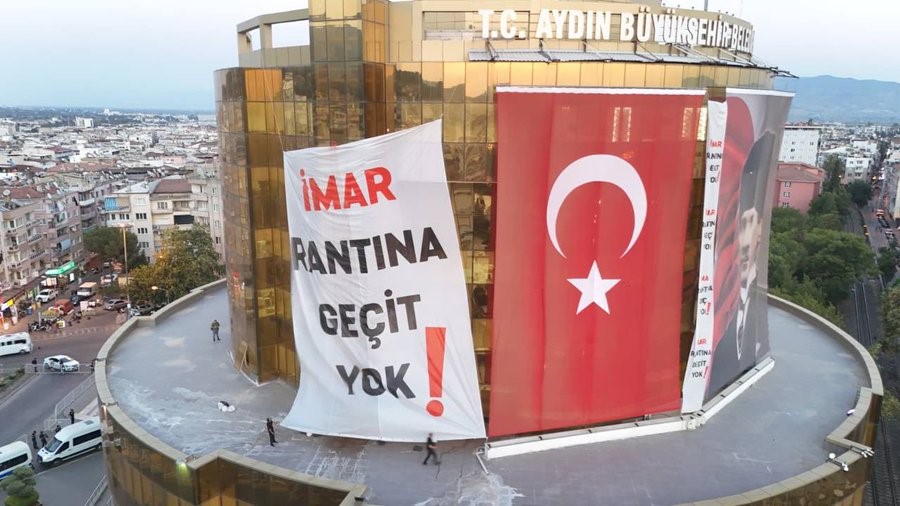 Aydın Büyükşehir Belediyesi binasına dev pankart: 