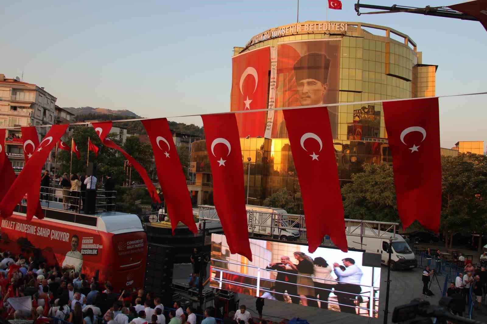 Aydın Büyükşehir Belediyesi binasına dev pankart: 