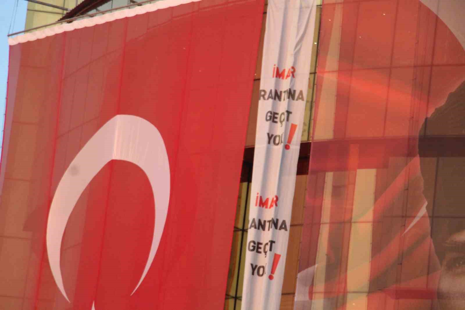 Aydın Büyükşehir Belediyesi binasına dev pankart: 