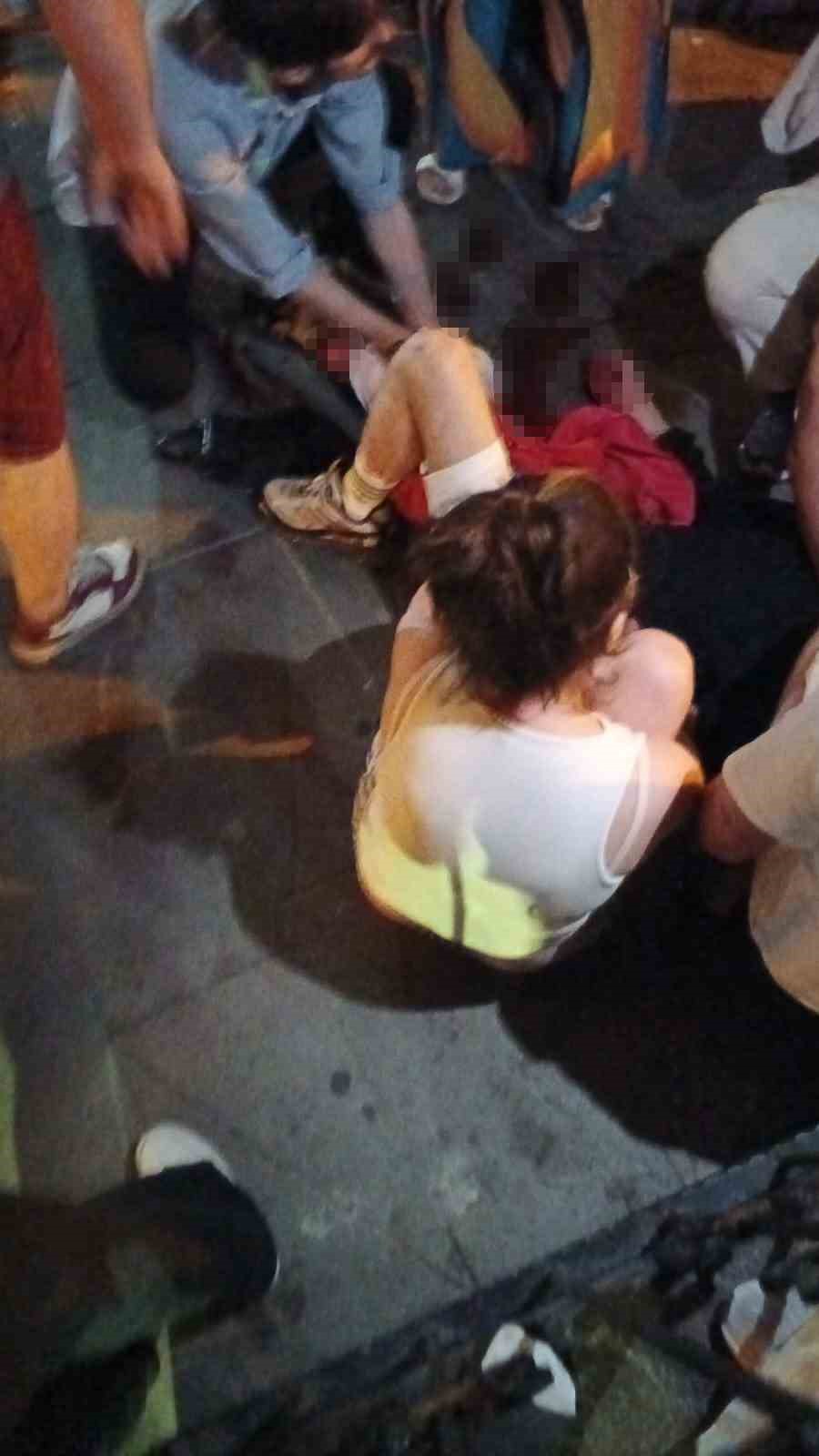 Küçükçekmece’de kız arkadaşıyla yürüyen gence silahlı saldırı kamerada 