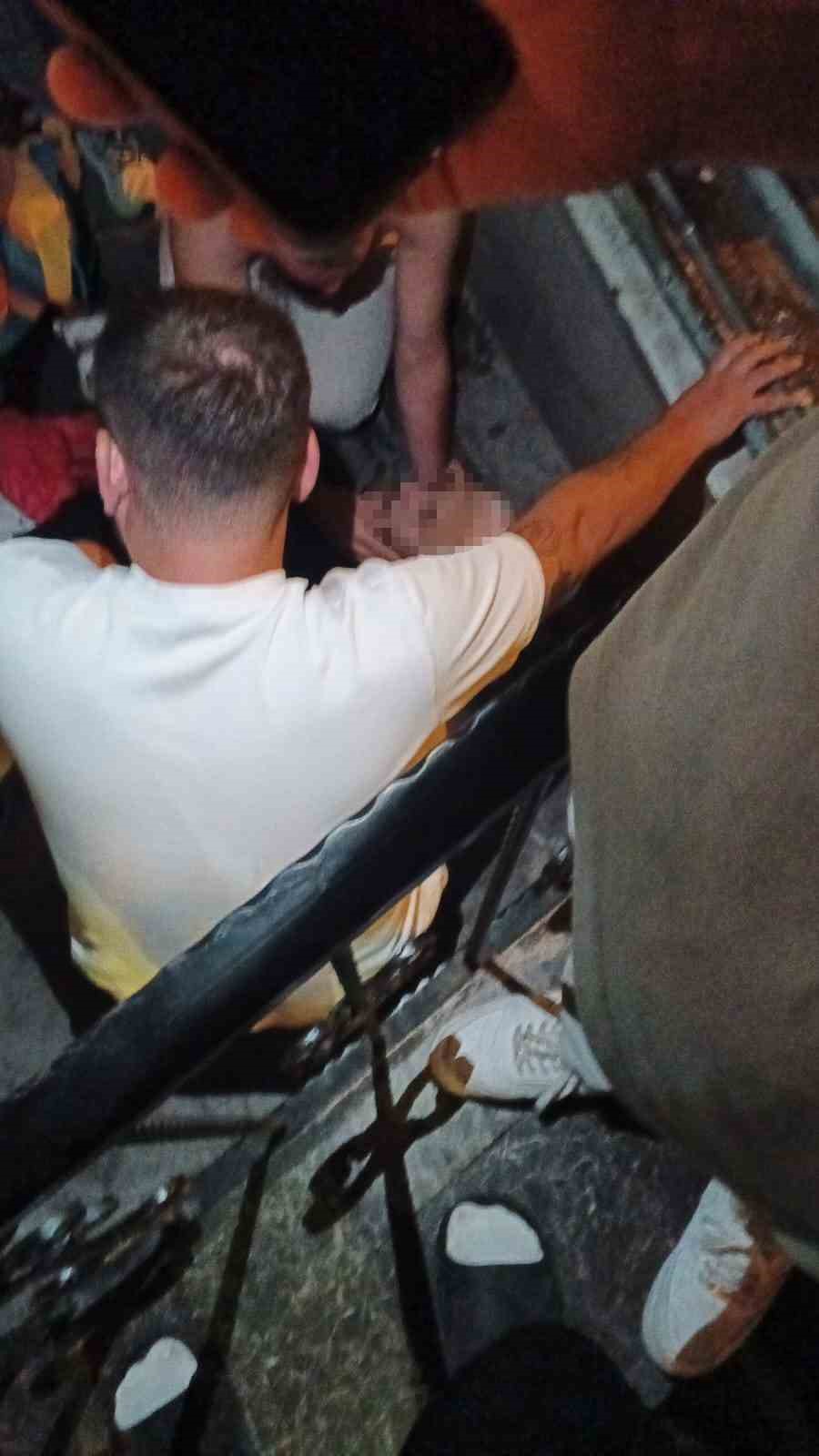 Küçükçekmece’de kız arkadaşıyla yürüyen gence silahlı saldırı kamerada 