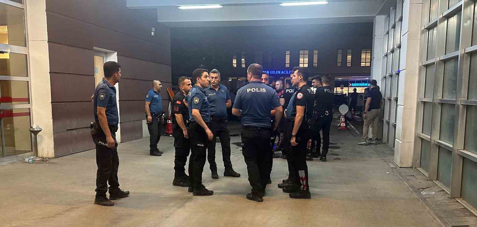 Hastanede bahçesinde bıçaklı kavga: 1’i ağır 2 yaralı 