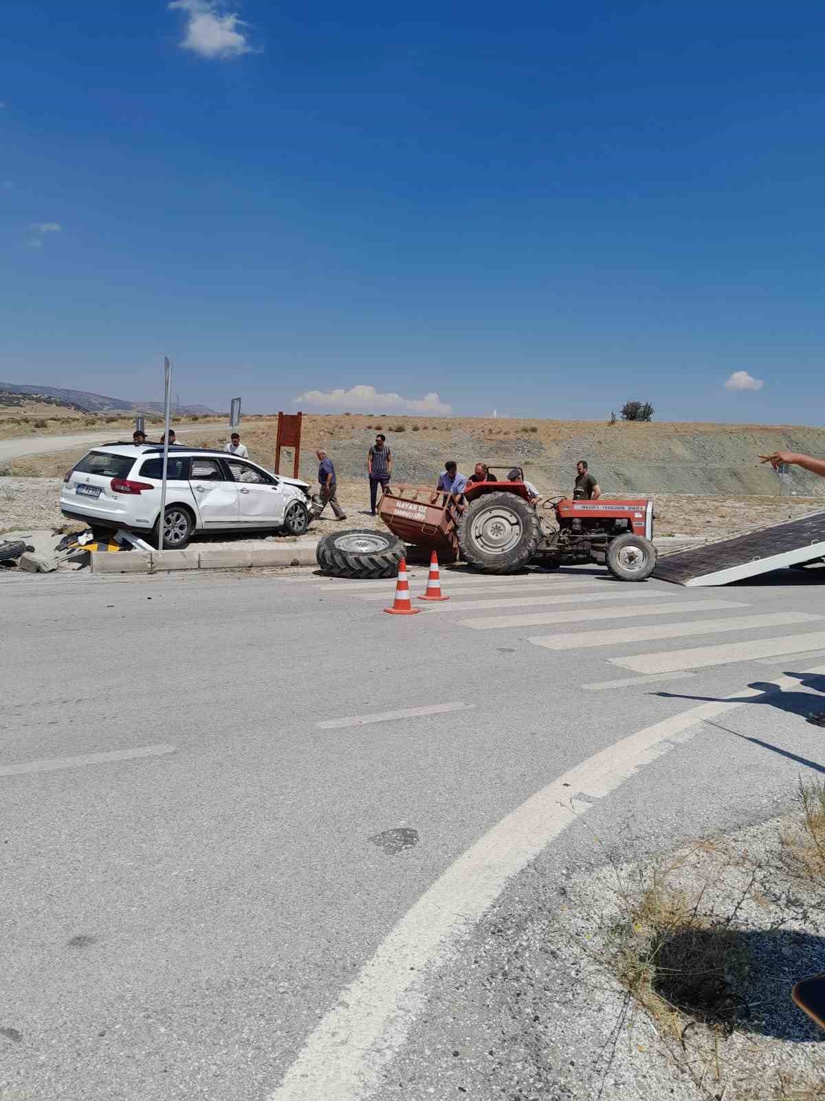 Burdur’da traktör ile otomobil çarpıştı: 1’i ağır 6 yaralı 