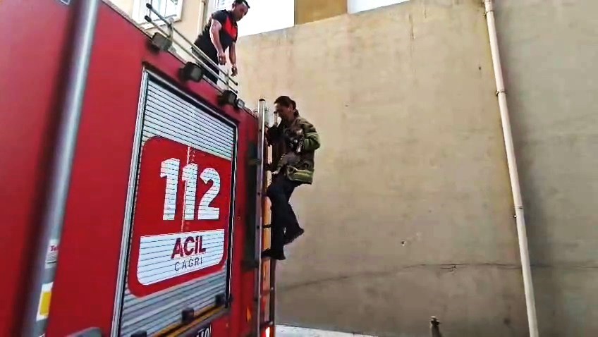 Karabük’te boş daire balkonunda mahsur kalan kedi kurtarıldı 