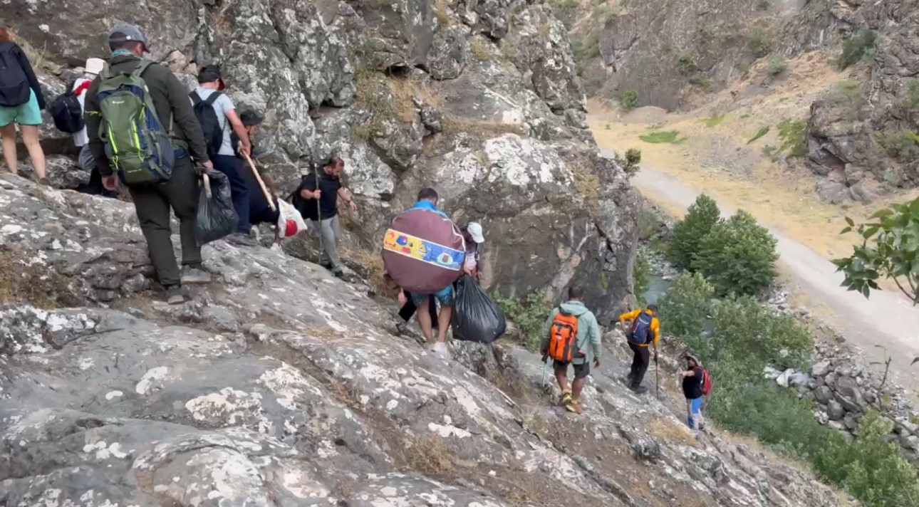 Yüksekovalı dağcılar önce doğa yürüyüşü yaptı, ardından Avaşin deresinde yüzüp halay çekti 