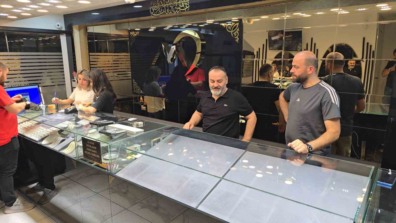 Kurusıkı silahla kuyumcu soymaya kalktı: Kuyumcu ve esnaftan meydan dayağı yedi 
