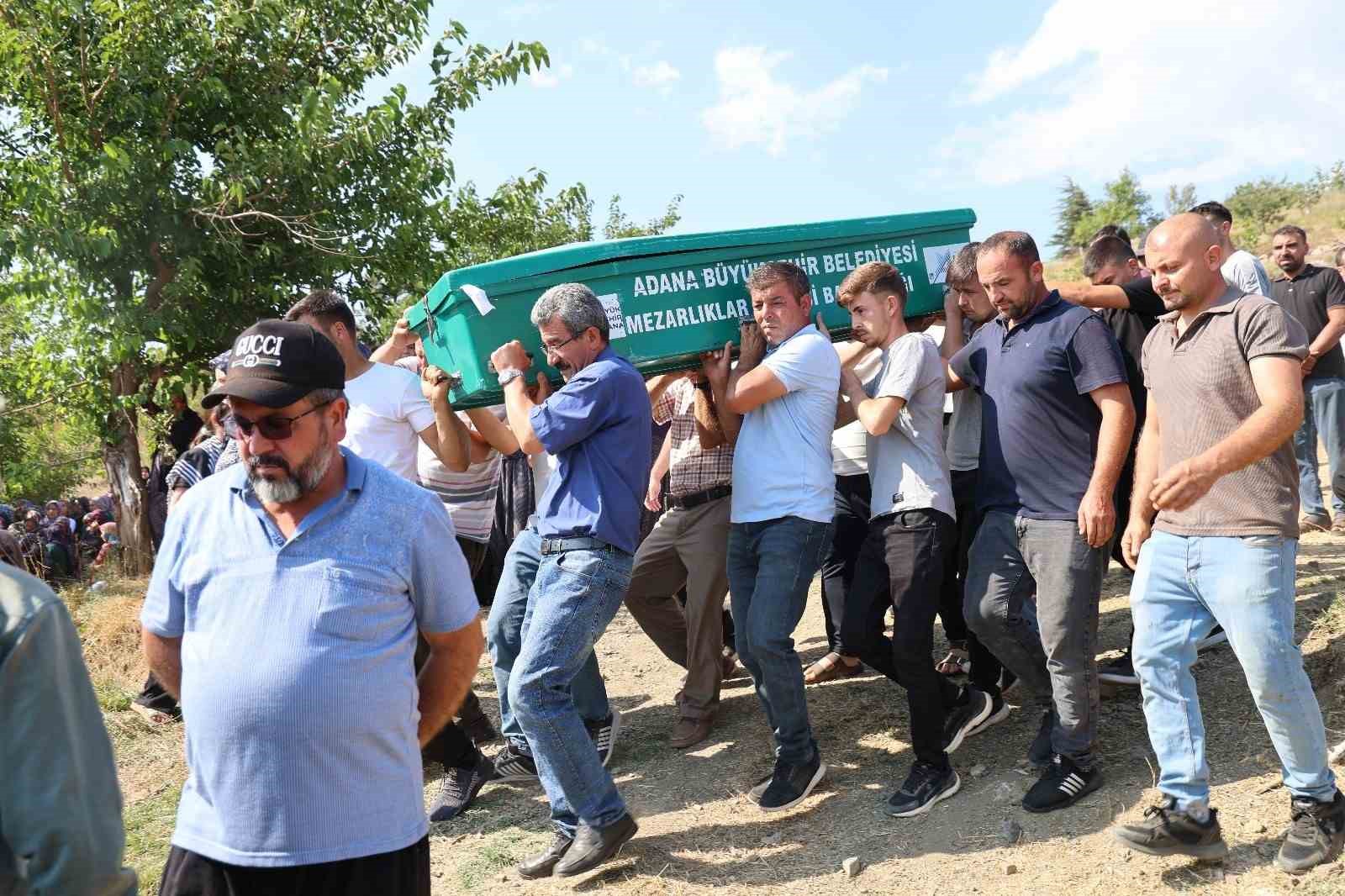 Feci kazada hayatını kaybeden 1’i bebek 5 kişi son yolculuğuna uğurlandı 