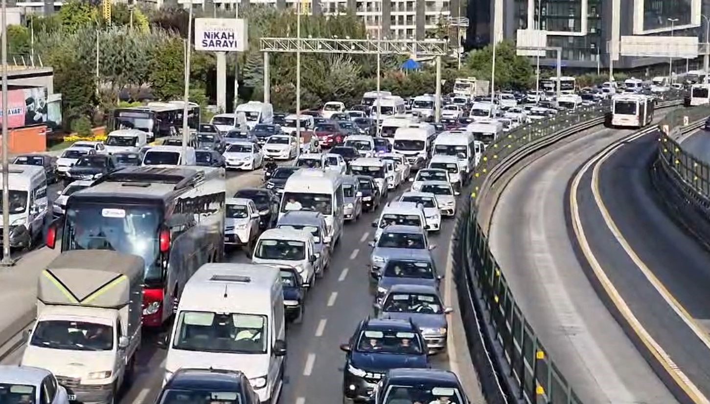 İntihar için üst geçide çıktı, E-5’i kilitledi