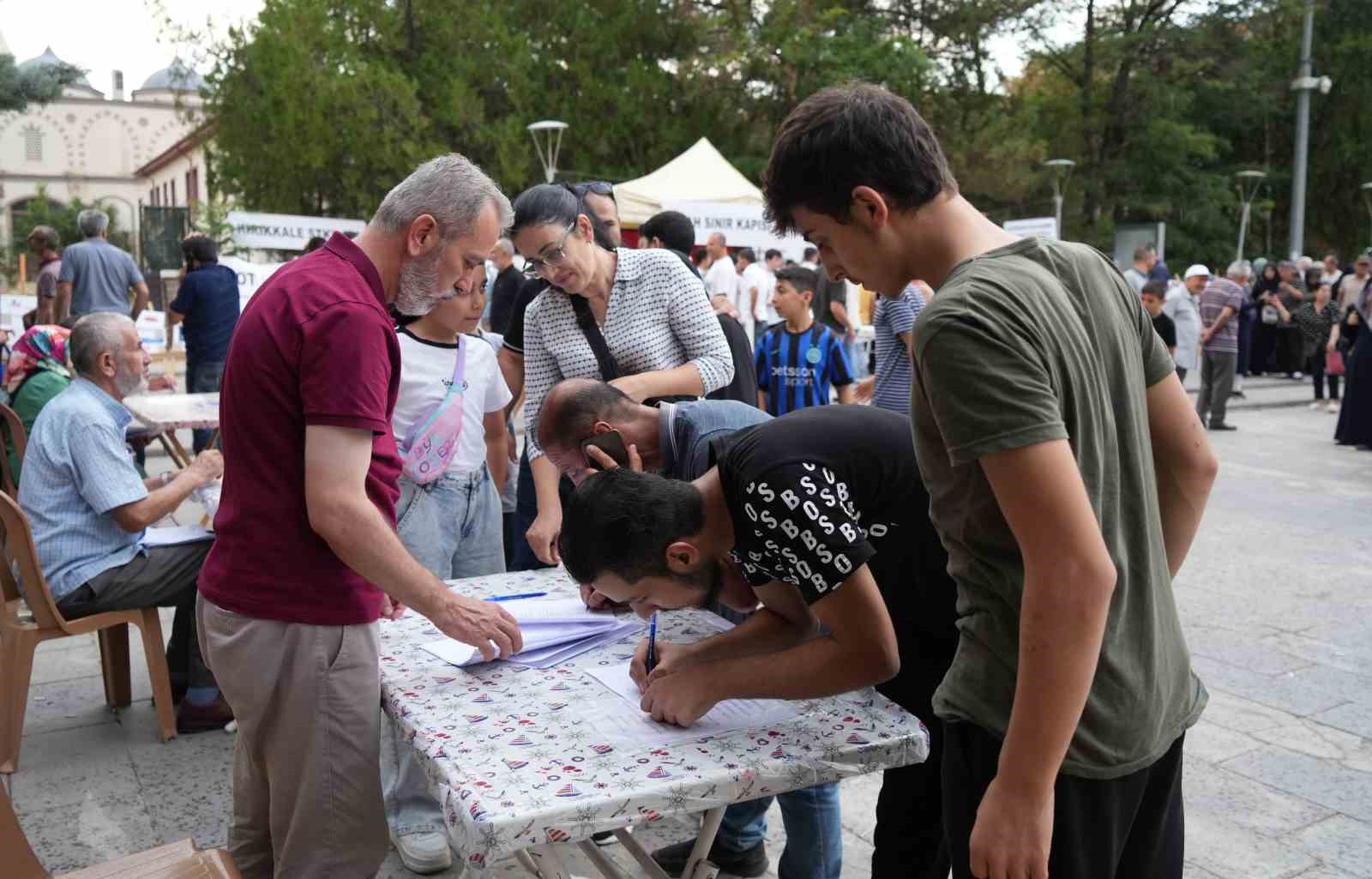 Filistin için imza kampanyasına destek veren Cemile teyze: 