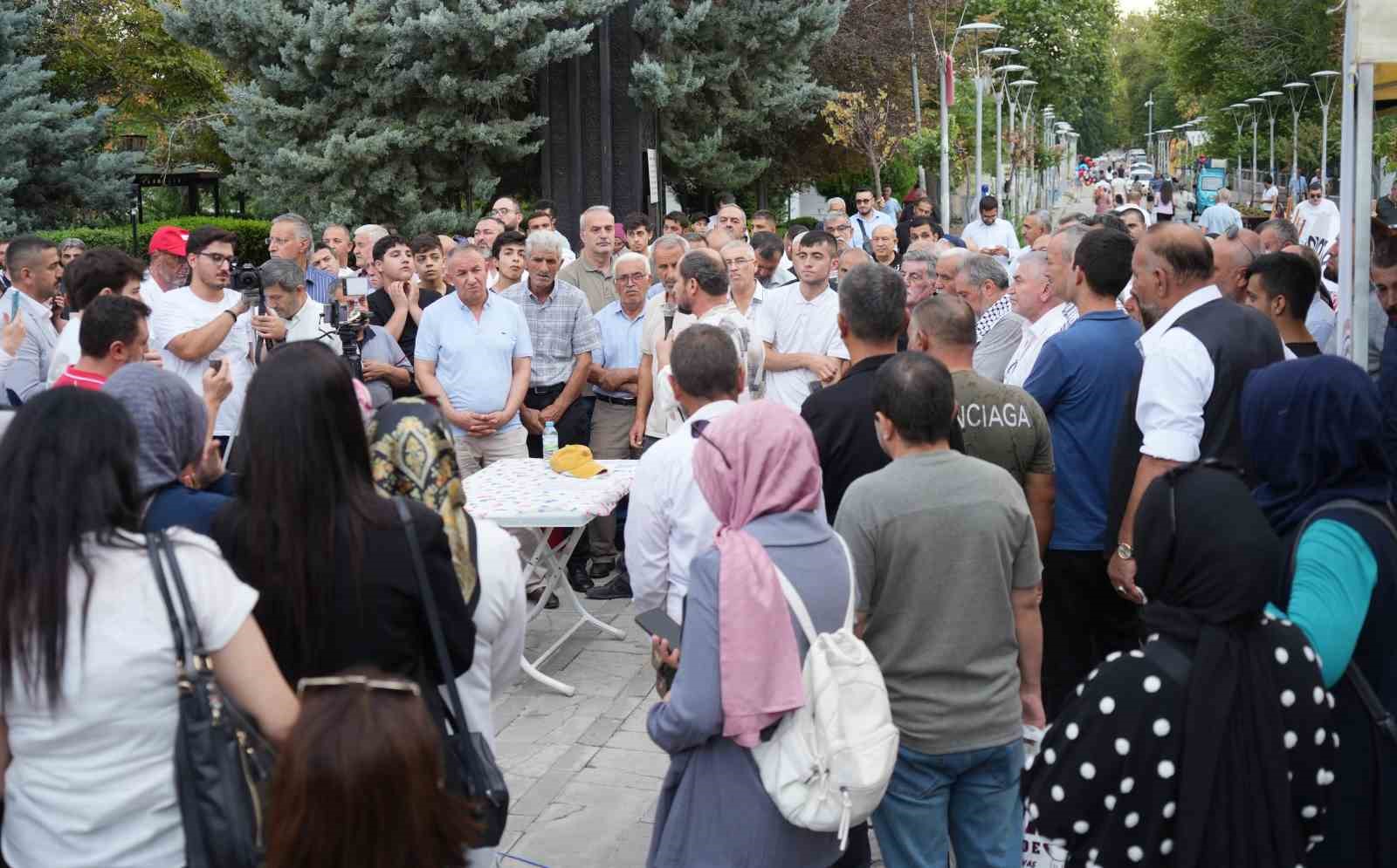 Filistin için imza kampanyasına destek veren Cemile teyze: 