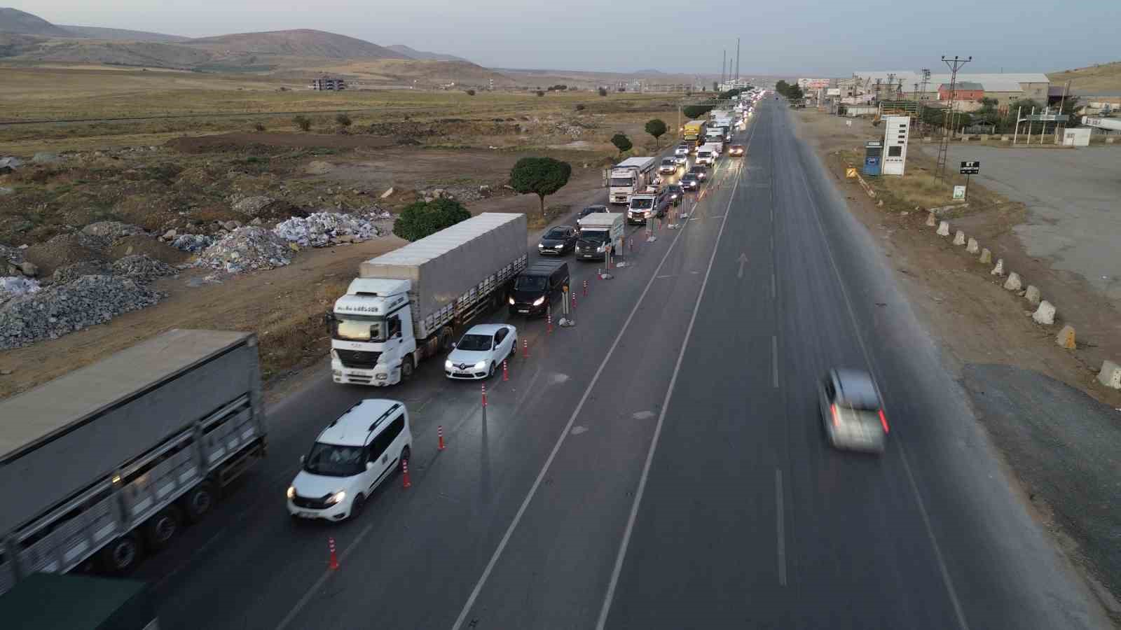 Bitlis-Tatvan kara yolunda kilometrelerce araç kuyruğu oluştu 