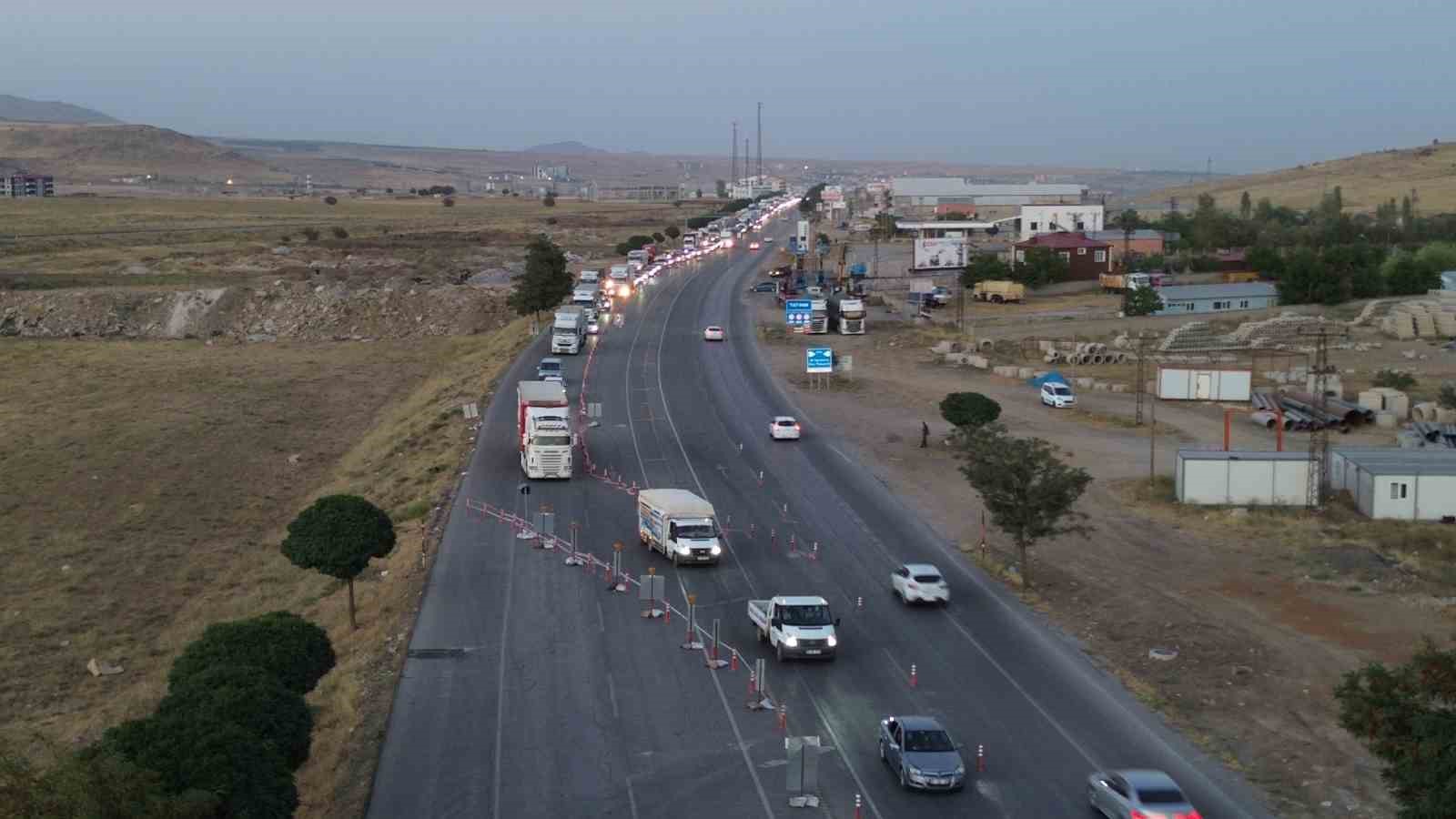 Bitlis-Tatvan kara yolunda kilometrelerce araç kuyruğu oluştu 