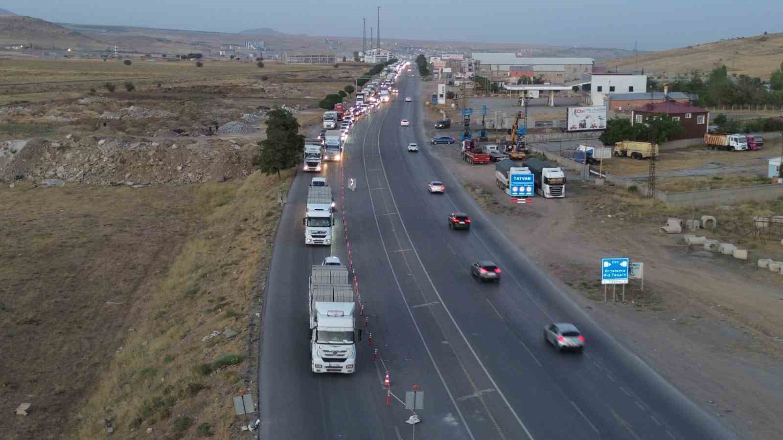 Bitlis-Tatvan kara yolunda kilometrelerce araç kuyruğu oluştu 