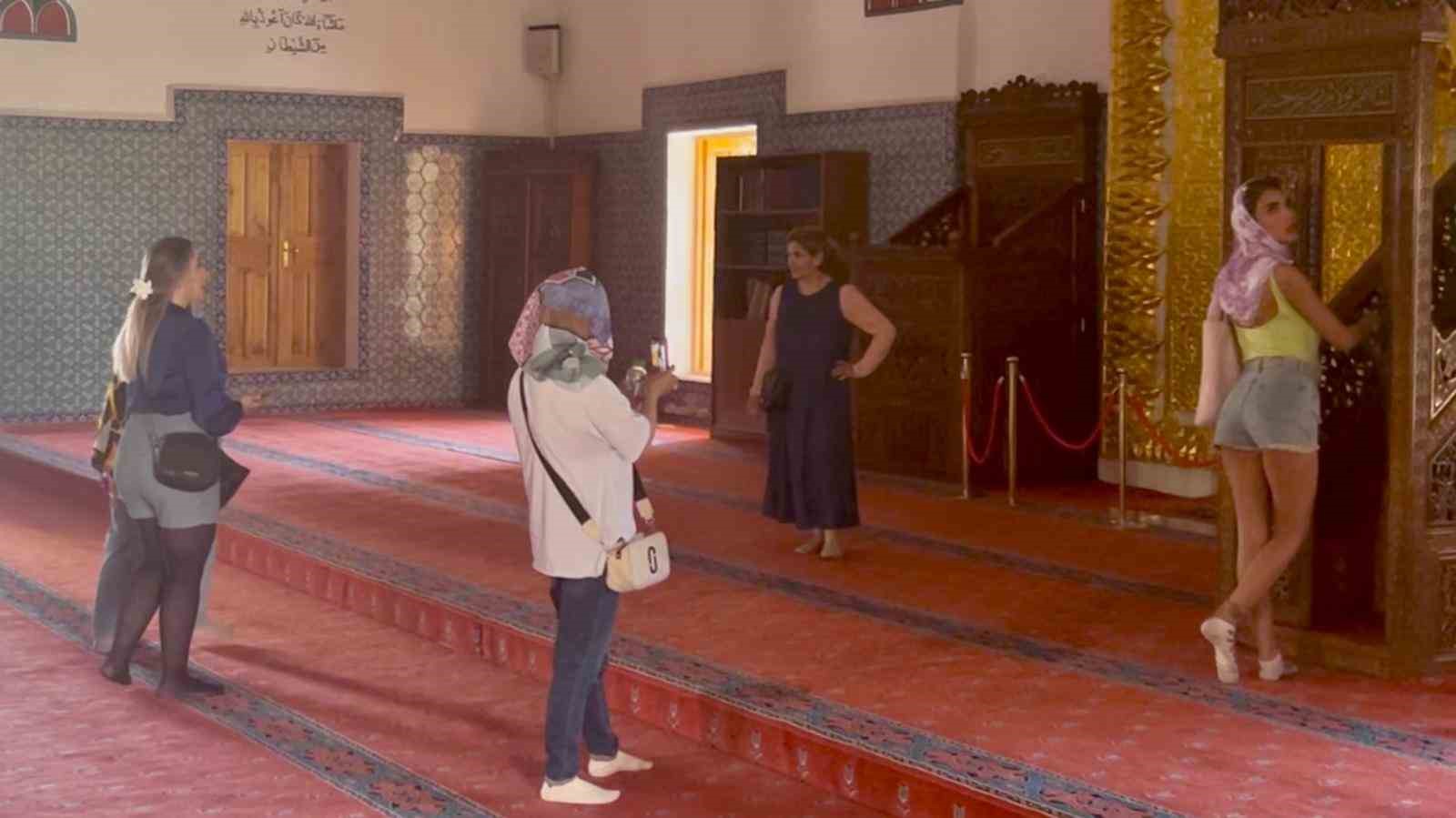 Van’da tarihi camiyi uygunsuz kıyafetlerle ziyaret eden turistlerle ilgili tartışma sürüyor