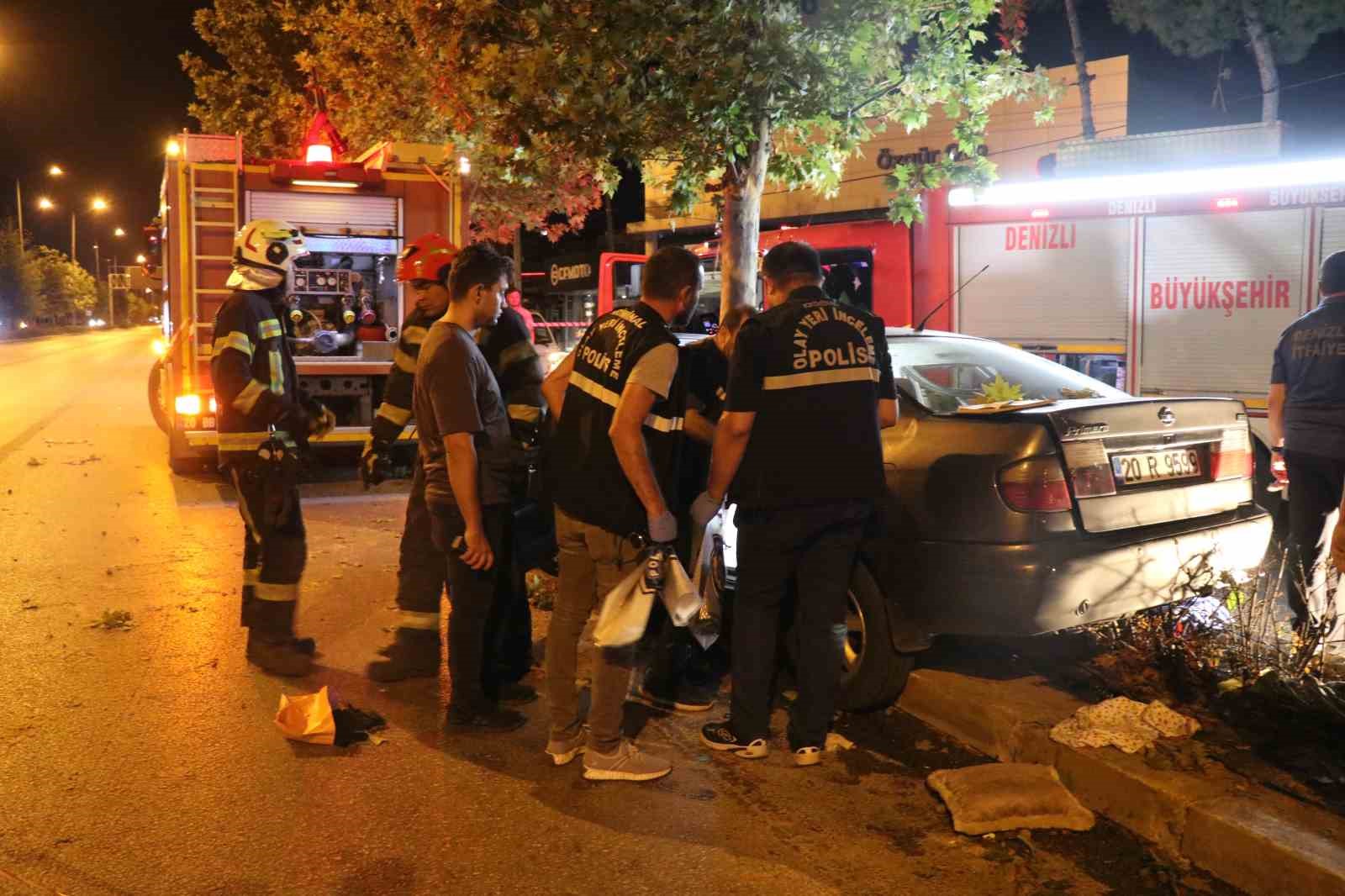 Ağaca ok gibi saplanan otomobilde 2 kişi öldü, sürücü ağır yaralandı 