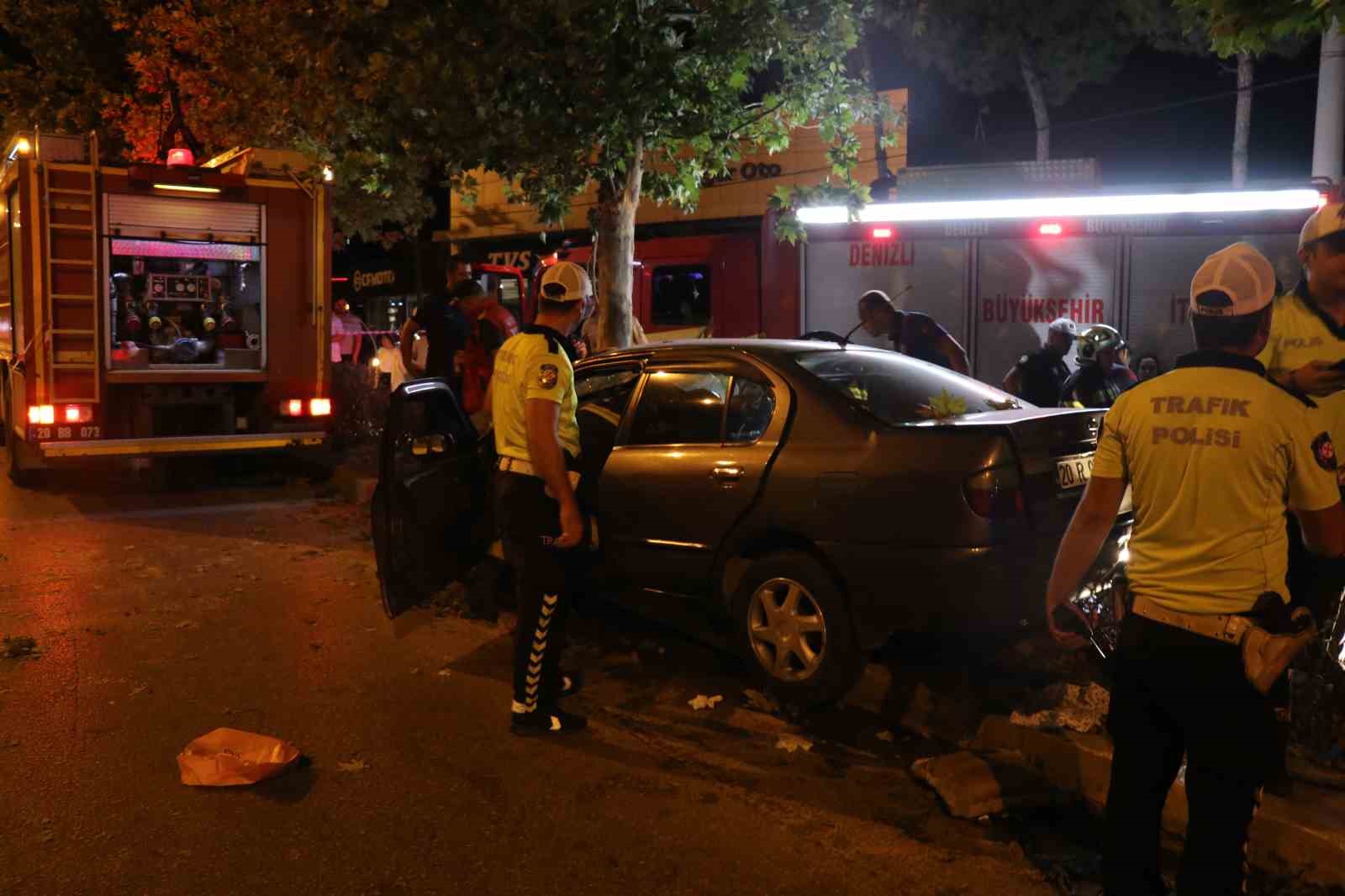 Ağaca ok gibi saplanan otomobilde 2 kişi öldü, sürücü ağır yaralandı 