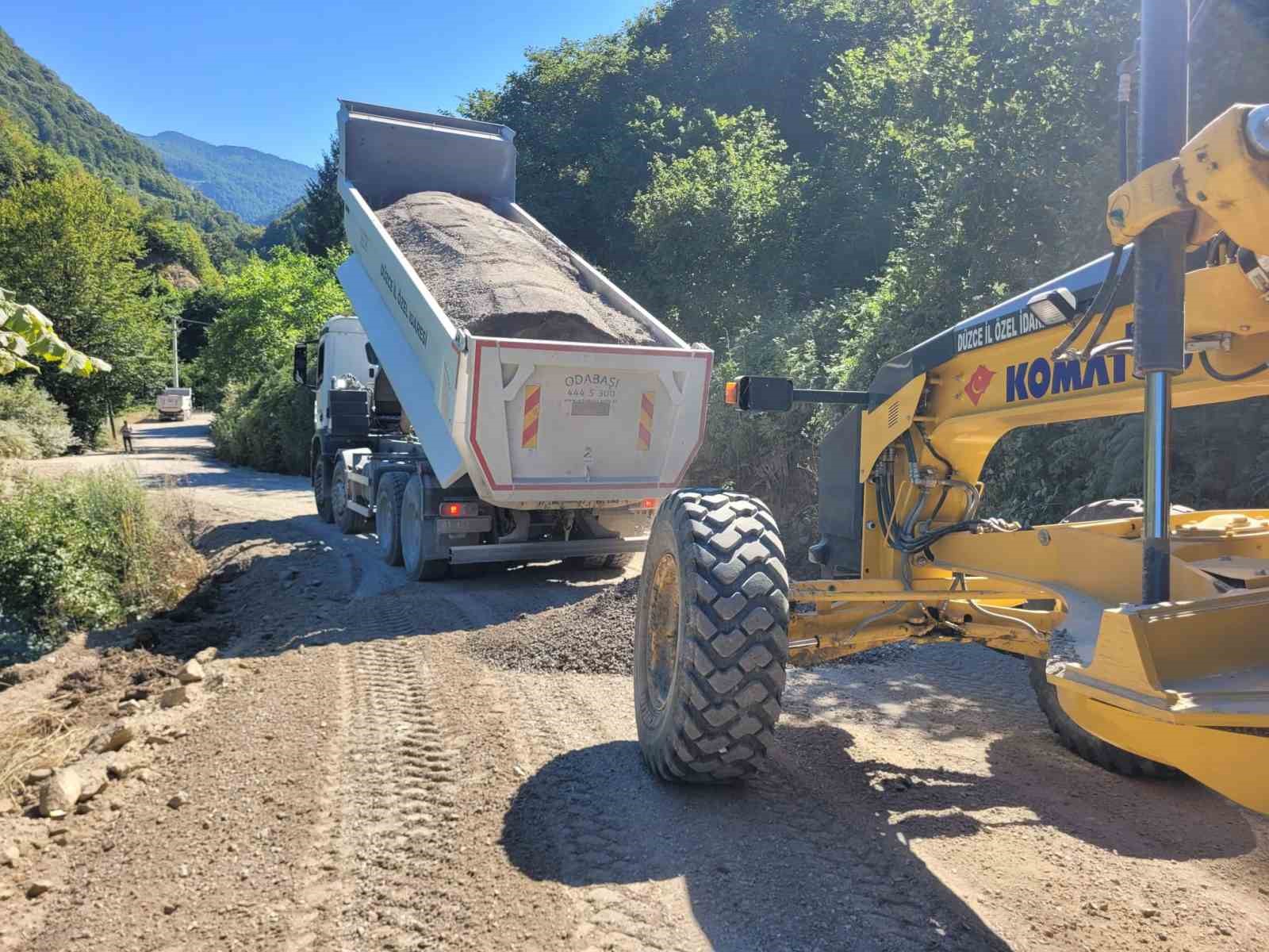 Şelaleye giden yolda hummalı çalışma 