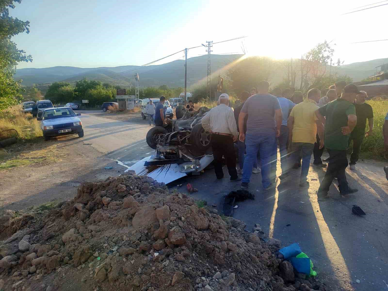 Tokat’ta otomobil ile traktör çarpıştı: 1 yaralı 