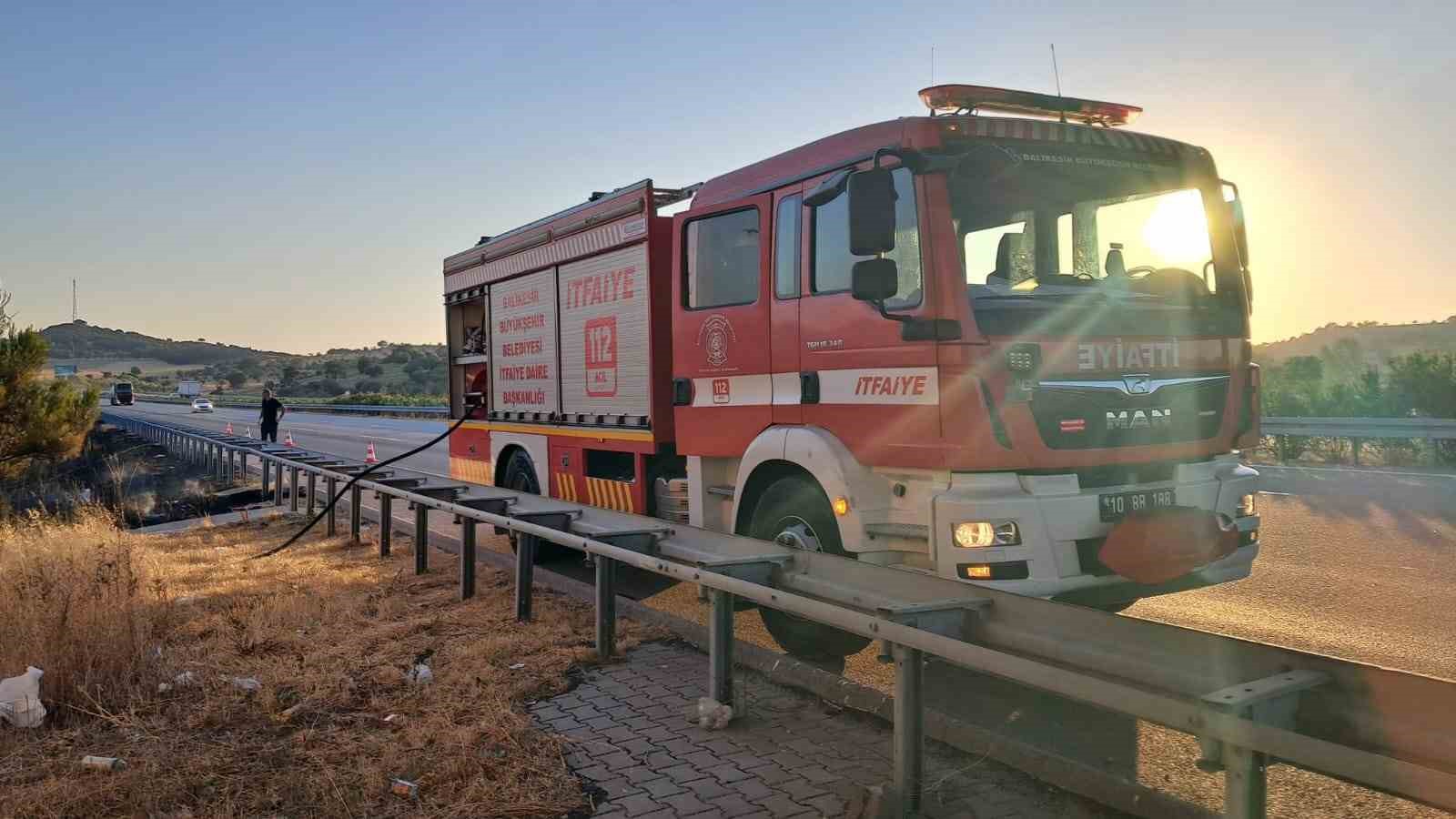 Balıkesir’de otoyol kenarında ot yangını korkuttu 
