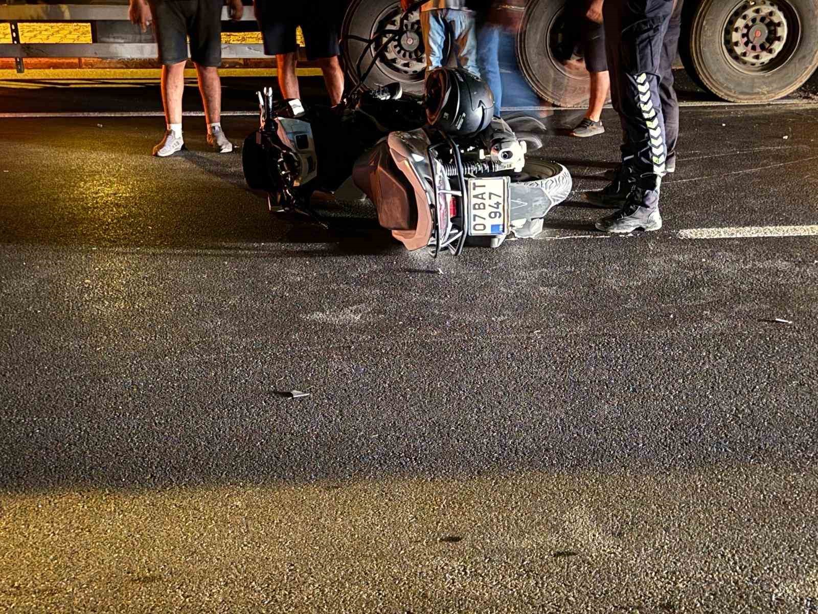 Tıra arkadan çarpan motosikletli ağır yaralandı 