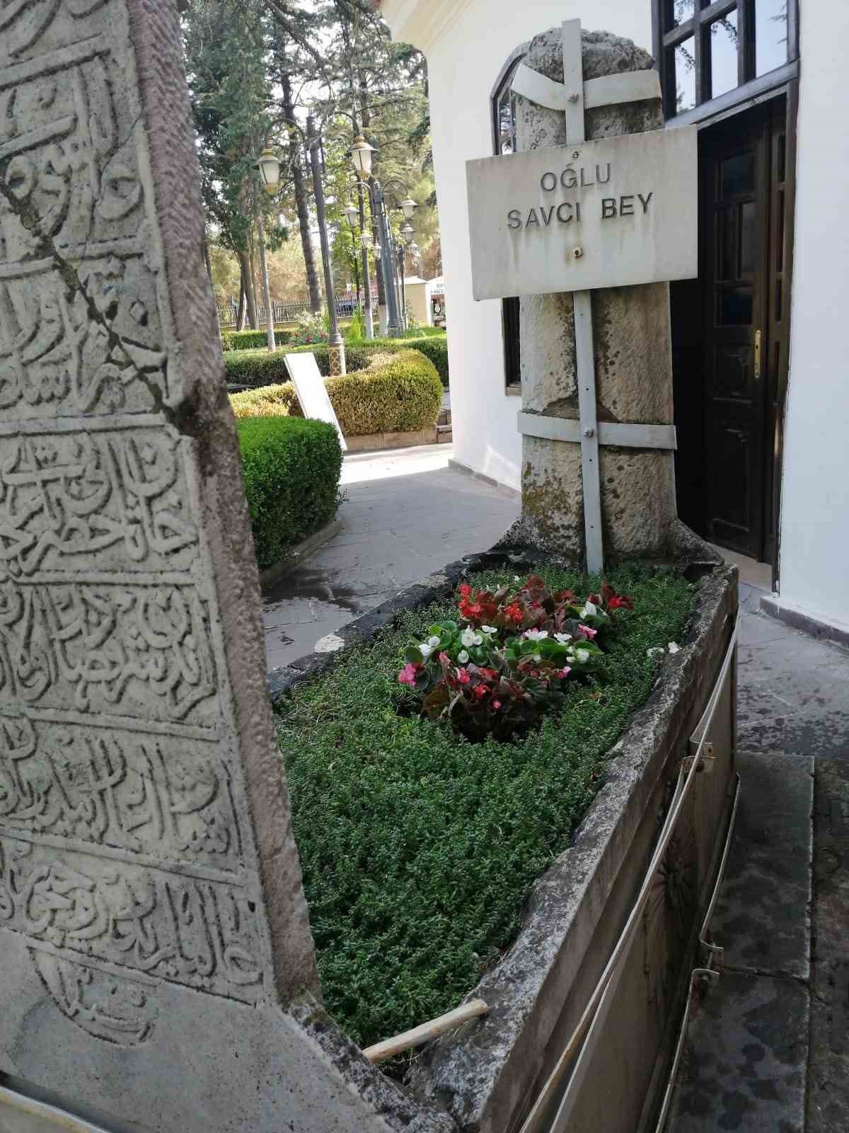 Ertuğrulgazi Türbesi çevresinde bakım ve çiçeklendirme çalışması 