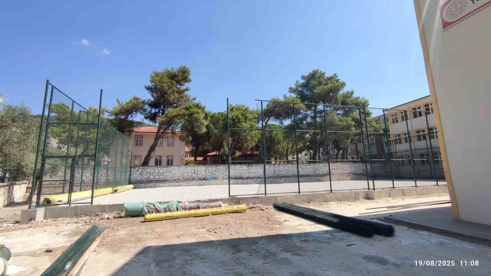 Menteşe’de 6 halı saha yapımı sürüyor 