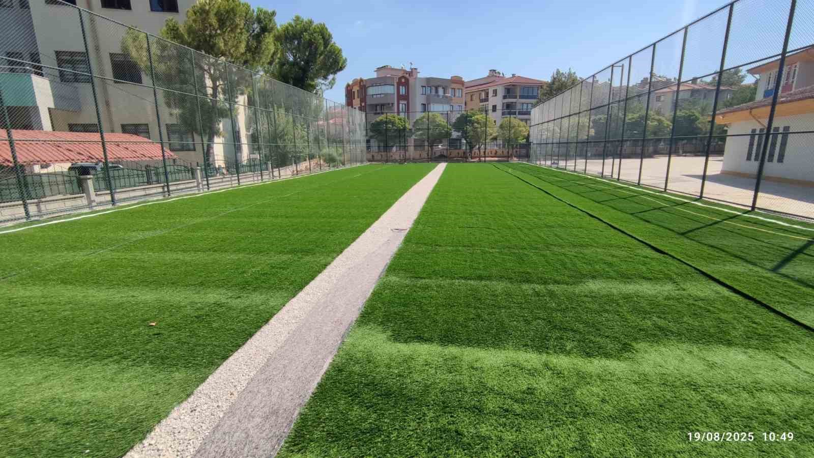 Menteşe’de 6 halı saha yapımı sürüyor 