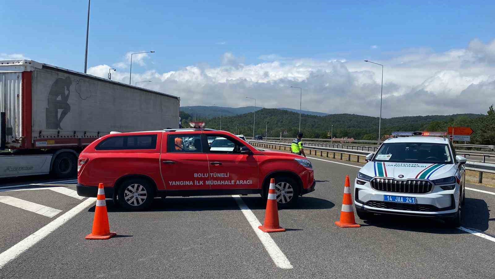 Anadolu otoyolunda asfalt yüklü kamyon devrildi 