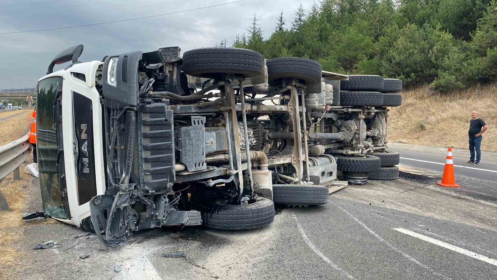 Anadolu otoyolunda asfalt yüklü kamyon devrildi 