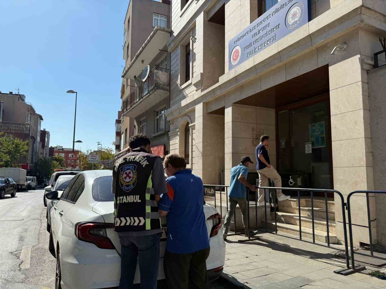 Sokak ortasında kavgaya tutuşarak ambulansa yol vermeyen sürücüler yakalandı 