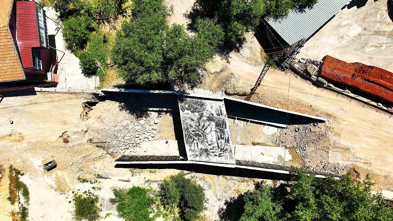 Konak Mahallesi’nde depremde zarar gören köprü ve yol yenilendi 