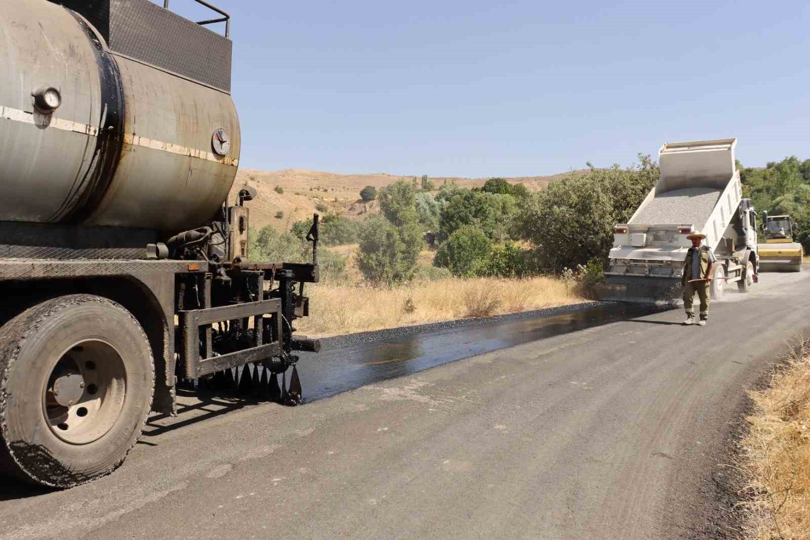 Elazığ’ın köylerinde asfaltlama çalışmaları sürüyor 
